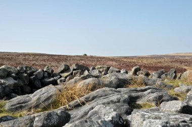 Midgley fundalığındaki değirmencilerin mezarı olarak bilinen Cairn 'in tepesindeki taşlarla kaplı manzara Calderdale Batı Yorkshire' da.