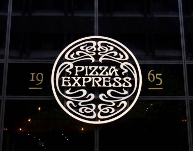 Leeds, Batı Yorkshire, Birleşik Krallık - 11 Mayıs 2021: Leeds şehir merkezindeki Pizza Express restoranının camında imza