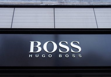 Eeds, Batı Yorkshire, Birleşik Krallık - 11 Mayıs 2021: Leeds şehir merkezindeki hugo patronu perakende mağazasının girişinin üzerinde imza