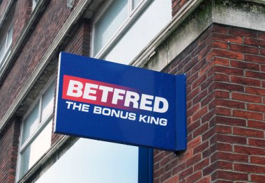 Leeds, Batı Yorkshire, Birleşik Krallık - 11 Mayıs 2021: Leeds şehir merkezindeki bahisçinin girişinin üzerinde imza