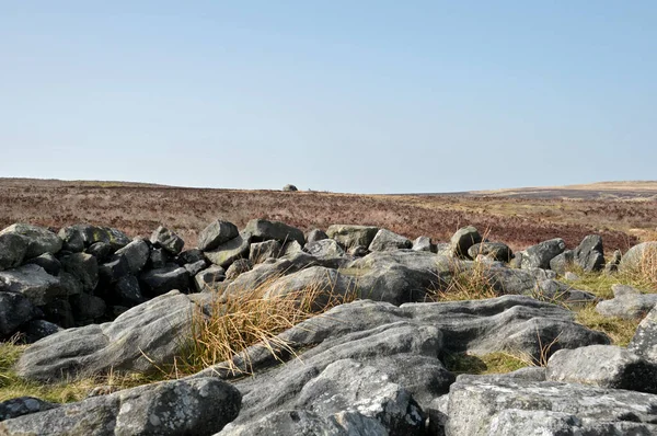 Krajobraz Odkrytymi Kamieniami Szczycie Pieczary Znanej Jako Grób Młynarzy Wrzosowisku — Zdjęcie stockowe