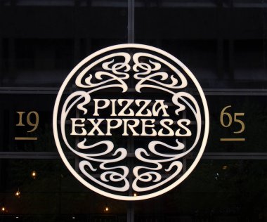 Leeds, Batı Yorkshire, Birleşik Krallık - 11 Mayıs 2021: Leeds şehir merkezindeki Pizza Express restoranının camında imza