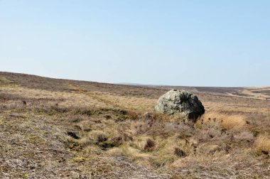 Pennine manzarası, batı Yorkshire 'daki Midgley bozkırında büyük ve eski bir kaya parçası ya da ayakta duran bir taş.