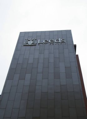 Leeds, Batı Yorkshire, Birleşik Krallık - 11 Mayıs 2021: Merrion House 'un manzarası, Batı Yorkshire Leeds şehir meclisinin ofisleri olarak kullanılan büyük modern bir bina.