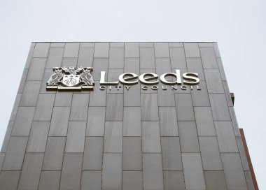 Eeds, Batı Yorkshire, Birleşik Krallık - 11 Mayıs 2021: Merrion House 'un manzarası, Batı Yorkshire Leeds şehir meclisinin ofisleri olarak kullanılan büyük modern bir bina