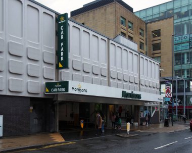 Leeds, Batı Yorkshire, Birleşik Krallık - 11 Mayıs 2021: Leeds 'deki Cookridge Caddesi' ndeki Merrion Center 'daki Morrison süpermarketinin girişindeki araç parkından ayrılıyor.