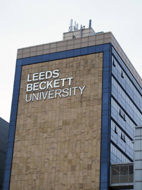 Leeds, Batı Yorkshire, Birleşik Krallık - 11 Mayıs 2021 Cookridge Caddesi 'ndeki Leeds Beckett Üniversitesi' nin ana binasına imza at.