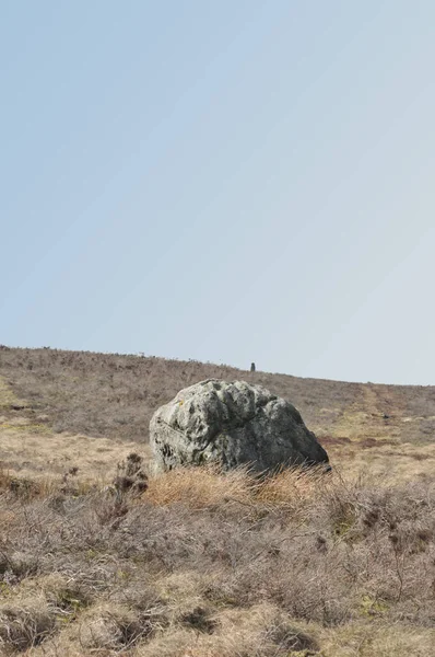 Pennine manzarası, batı Yorkshire 'daki Midgley bozkırında büyük bir kaya parçası ya da ayakta duran bir taş.