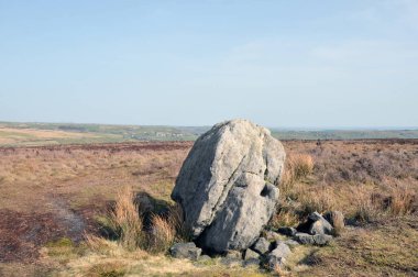Batı Yorkshire 'daki Midgley bozkırında Robin Hood Penny Stone olarak bilinen büyük bir kaya parçası ya da ayakta duran bir taş.