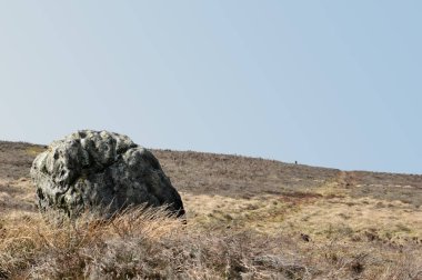 Pennine manzarası, batı Yorkshire 'daki Midgley bozkırında büyük ve eski bir kaya parçası ya da ayakta duran bir taş.