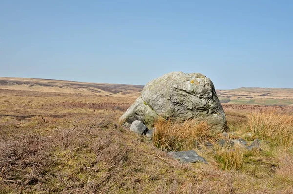 Pennine Krajobraz Dużym Starym Głazem Lub Stojącego Kamienia Wrzosowisku Midgley — Zdjęcie stockowe
