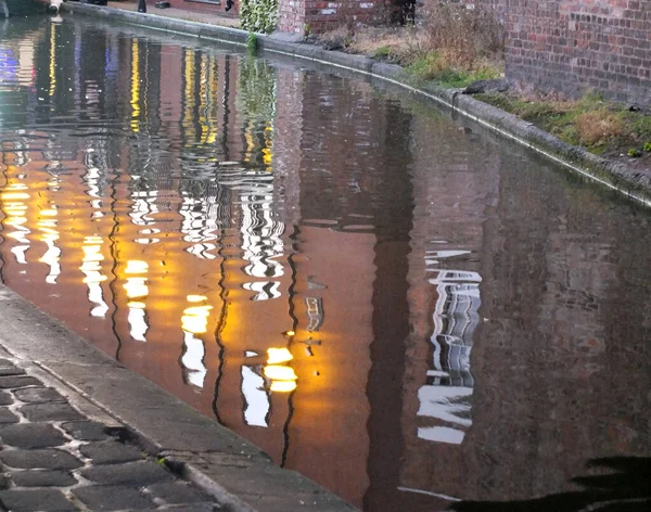 Edifícios Industriais Tijolo Velho Refletido Canal Chester Crepúsculo Com Janelas — Fotografia de Stock