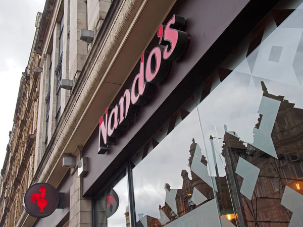 Leeds West Yorkshire Juni 2021 Skylt Och Logotyp Ovanför Nandosrestaurang — Stockfoto