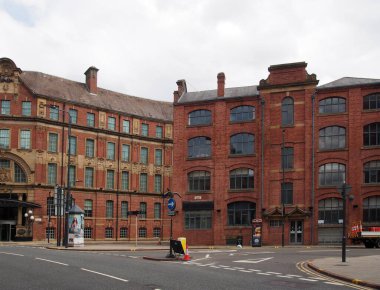 Leeds, Batı Yorkshire - 17 Haziran 2021: Leeds şehir merkezindeki tarihi endüstriyel binalarla domuz, konkordiya ve egemen caddenin kavşağı