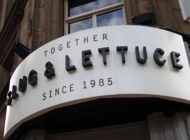 Leeds, Batı Yorkshire - 17 Haziran 2021: Leeds 'deki domuz şeridindeki sümüklü böcek ve marul barının üzerine imza at