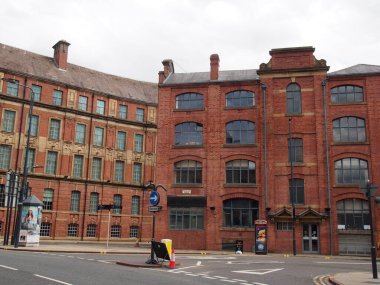 Leeds, Batı Yorkshire - 17 Haziran 2021: Leeds şehir merkezindeki tarihi endüstriyel binalarla domuz, konkordiya ve egemen caddenin kavşağı