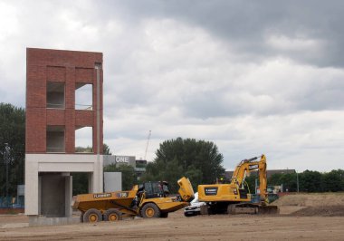 Leeds, Batı Yorkshire - 17 Haziran 2021: Kamu parkı, işyeri ve konut binalarının bir karışımı olarak Karışık Kullanım Geliştirme Alanı 'nda inşaat çalışmaları