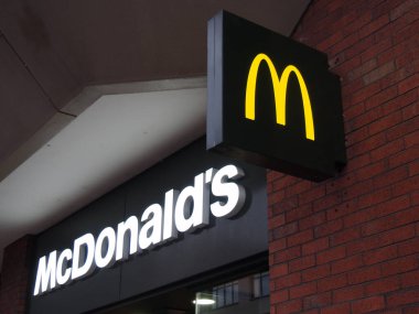 Leeds, Batı Yorkshire, Birleşik Krallık - 17 Haziran 2021: Leeds şehir merkezindeki McDonalds burger restoranının üzerinde imza ve logo