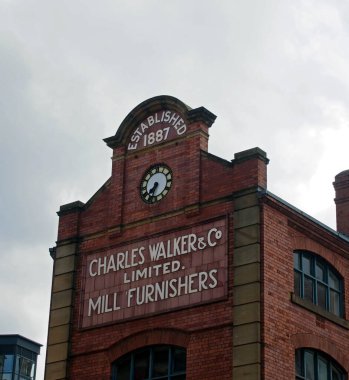 Leeds, Batı Yorkshire - 17 Haziran 2021: Leeds City Endüstriyel Binaları 'ndaki müstakbel evde 19. yüzyıl eski Charles Walker Mülk Mobilyaları için imza.