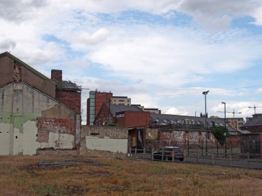 Leeds, Batı Yorkshire - 17 Haziran 2021: Brownfield arazisi Sheaf caddesinde terk edilmiş binalarla Crown Point Road 'a doğru bakıyor.