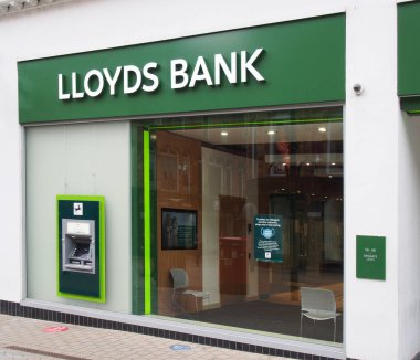 Leeds, Batı Yorkshire, Birleşik Krallık - 7 Temmuz 2021: Leeds şehir merkezinde bir lloyds bandosunun girişinde imza ve logo