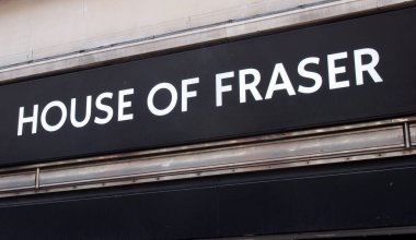 Leeds, Batı Yorkshire, Birleşik Krallık - 7 Temmuz 2021: Leeds şehir merkezindeki Fraser Mağazası 'nın girişinin üstündeki imza