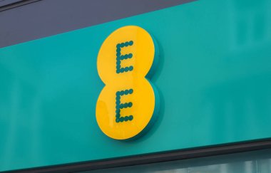Leeds, Batı Yorkshire, Birleşik Krallık - 7 Temmuz 2021 Briggate Leeds 'deki bir EE cep telefonu mağazasının girişinde imza ve logo