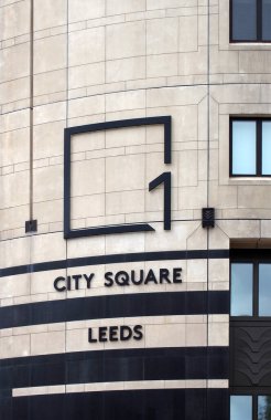 Leeds, Batı Yorkshire, Birleşik Krallık - 7 Temmuz 2021: bir şehir meydanının önündeki logo Leeds 'in merkezindeki büyük bir ofis binasını yönetiyor.