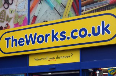 Leeds, Batı Yorkshire, Birleşik Krallık - 7 Temmuz 2021: Leeds şehir merkezindeki Kirkgate 'deki atölye ve kırtasiye dükkanının girişinin üzerinde imza ve slogan