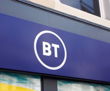 Leeds, Batı Yorkshire, Birleşik Krallık - 7 Temmuz 2021 Briggate Leeds 'deki bir BT cep telefonu mağazasının girişinde imza ve logo.