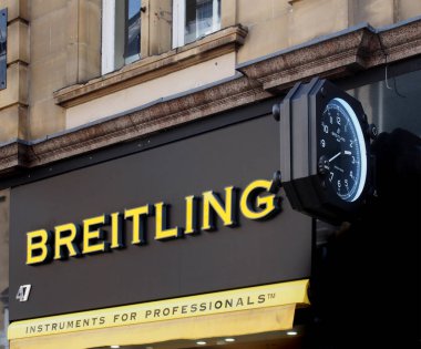 Leeds, Batı Yorkshire, Birleşik Krallık - 7 Temmuz 2021: Leeds 'in merkezindeki Berry mağazasının saat logosu ve sloganı