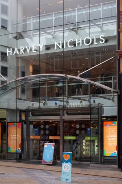 Leeds, Batı Yorkshire, Birleşik Krallık - 7 Temmuz 2021: Leeds 'deki Harvey Nichols mağazasının ön girişindeki imza ve pencereler