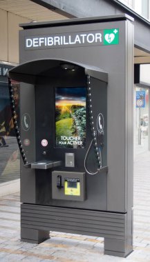 Leeds, Batı Yorkshire, Birleşik Krallık - 7 Temmuz 2021: Leeds şehir merkezinde kamu acil durum defibrilatörü ve bilgi noktası