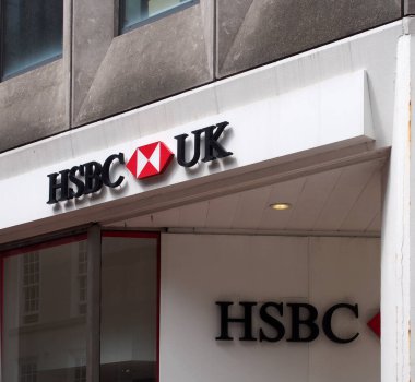 Leeds, Batı Yorkshire, Birleşik Krallık - 7 Temmuz 2021: Leeds şehir merkezindeki park sırasındaki Hsbc bankasında imza ve logo