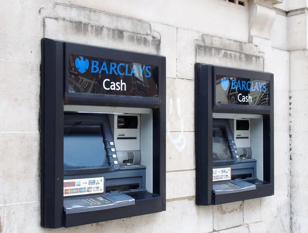 Leeds, Batı Yorkshire, Birleşik Krallık - 7 Temmuz 2021: Leeds şehir merkezindeki bir barclays bankasının duvarında logo olan iki ATM