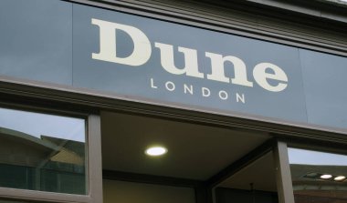 Leeds, Batı Yorkshire, Birleşik Krallık - 7 Temmuz 2021: Leeds 'deki kum perakende ayakkabı mağazasının üzerinde imza