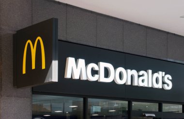 Leeds, Batı Yorkshire, Birleşik Krallık - 7 Temmuz 2021: Leeds 'deki McDonalds Burger restoranının üstünde imza