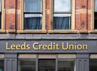 Leeds, Batı Yorkshire, Birleşik Krallık - 7 Temmuz 2021: Leeds 'deki Leeds kredi birliği ofisinin üzerinde imza