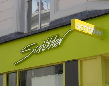 Leeds, Batı Yorkshire, Birleşik Krallık - 7 Temmuz 2021: Leeds şehir merkezindeki ticari caddedeki katip kartlarının ve hediye dükkanının girişinin üzerinde imza ve logo