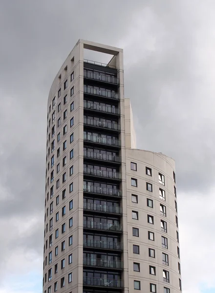リーズ ウェスト ヨークシャー イギリス 7月2021 青い曇り空に対するリーズドックエリアに218フィートの高さの現代的なアパートと小売ビル — ストック写真
