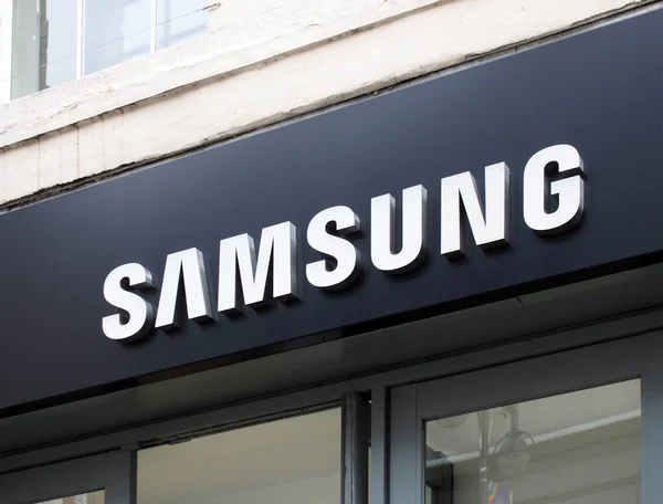 Leeds, Batı Yorkshire, Birleşik Krallık - 7 Temmuz 2021: Leeds 'de Briggate üzerine Samsung deneyim mağazasının üzerinde imza
