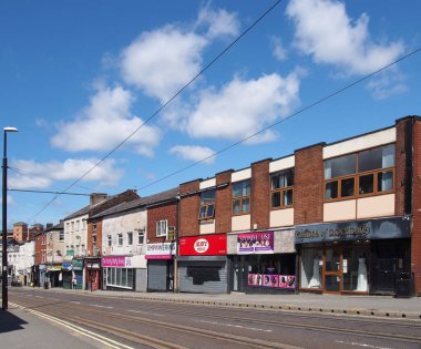Rochdale, Great Manchester, Birleşik Krallık - 14 Temmuz 2021: Rochdale şehir merkezinde Drake Caddesi 'ndeki dükkanlar ve küçük işletmeler