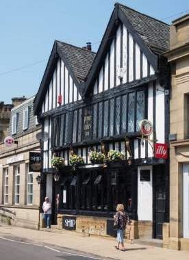 Brighouse, Batı Yorkshire, Birleşik Krallık - 21 Temmuz 2021: Brighouse Batı Yorkshire 'daki tarihi gemi barının dışındaki insanlar