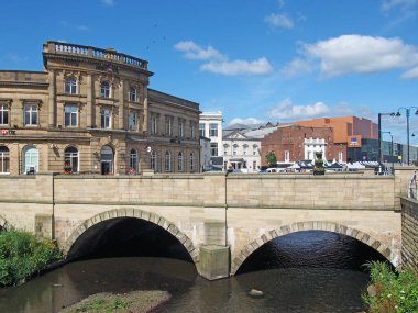 Rochdale, Büyük Manchester, Birleşik Krallık - 14 Temmuz 2021: Köprü ve tarihi binalar ile Rochdale şehir merkezi manzarası