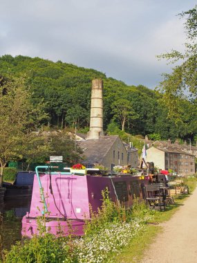 Hebden Köprüsü, Batı Yorkshire, Birleşik Krallık - 19 Haziran 2021: Hebden Köprüsü 'nde açık bir kafe olarak kullanılan geleneksel dar bir tekne