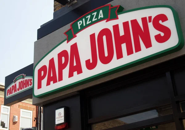 Brighouse, Batı Yorkshire, Birleşik Krallık - 21 Temmuz 2021: Brighouse West Yorkshire 'daki Papa Johns Pizza Paketi' nin üzerinde imza