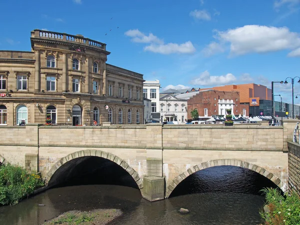 Rochdale, Büyük Manchester, Birleşik Krallık - 14 Temmuz 2021: Köprü ve tarihi binalar ile Rochdale şehir merkezi manzarası
