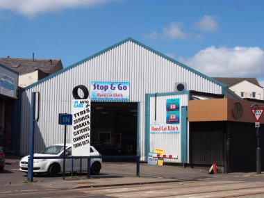 Rochdale, Great Manchester, Birleşik Krallık - 14 Temmuz 2021: Rochdale Great Manchester 'da durup el yıkama ve araba bakım garajı.