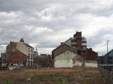 Leeds, Batı Yorkshire - 17 Haziran 2021: Brownfield arazisi Sheaf caddesinde terk edilmiş binalarla Crown Point Road 'a doğru bakıyor.