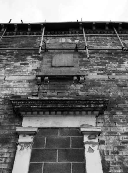 Primer Plano Una Antigua Casa Abandonada Con Paredes Ladrillo Que —  Fotos de Stock